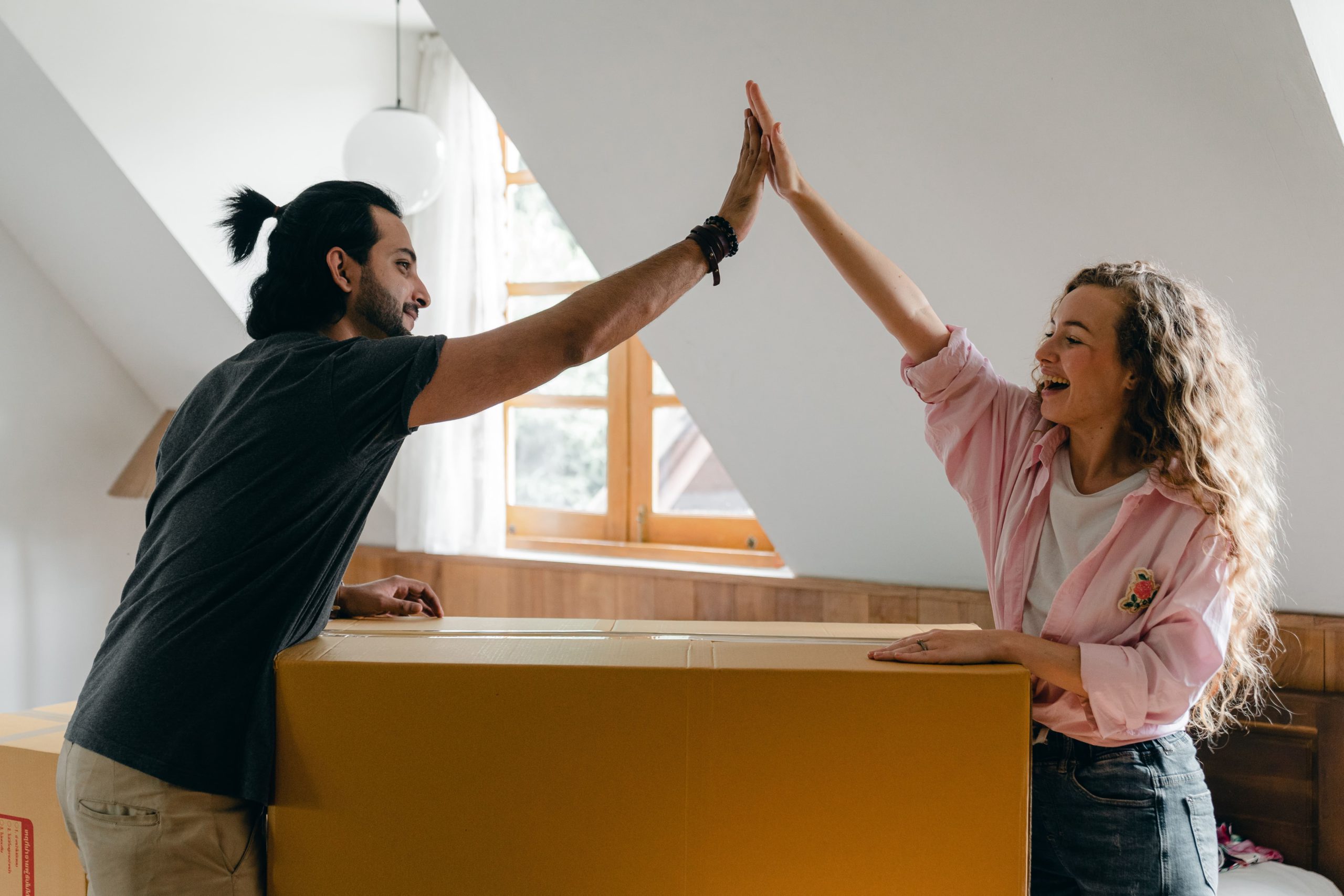 ilustrar duas pessoas que conseguiram conquistar o sonho da casa própria através do crédito imobiliário