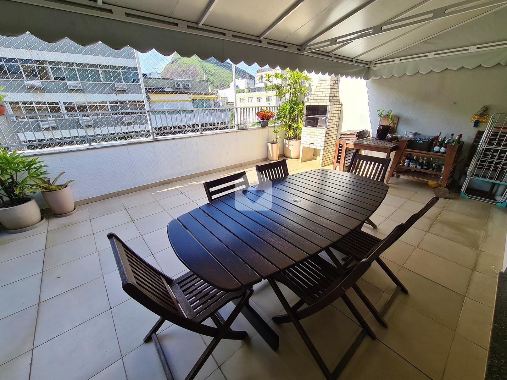 área externa com churrasqueira de cobertura linear em Ipanema