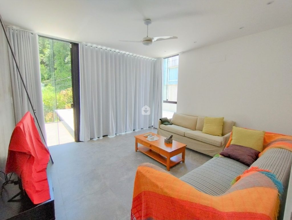 sala de estar de casa de alto padrão em niterói