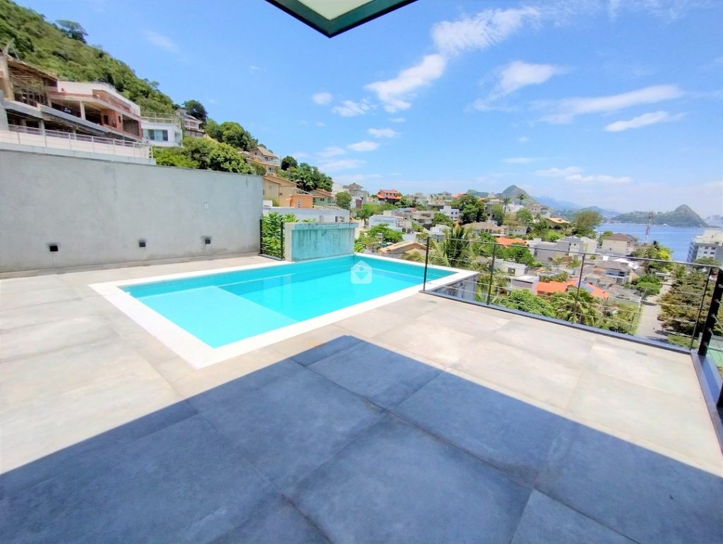 piscina e vista de casa duplex em charitas