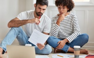 casal se questionando sobre a concessão de crédito imobiliário