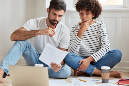 casal se questionando sobre a concessão de crédito imobiliário